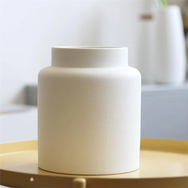 black ceramic vase 4